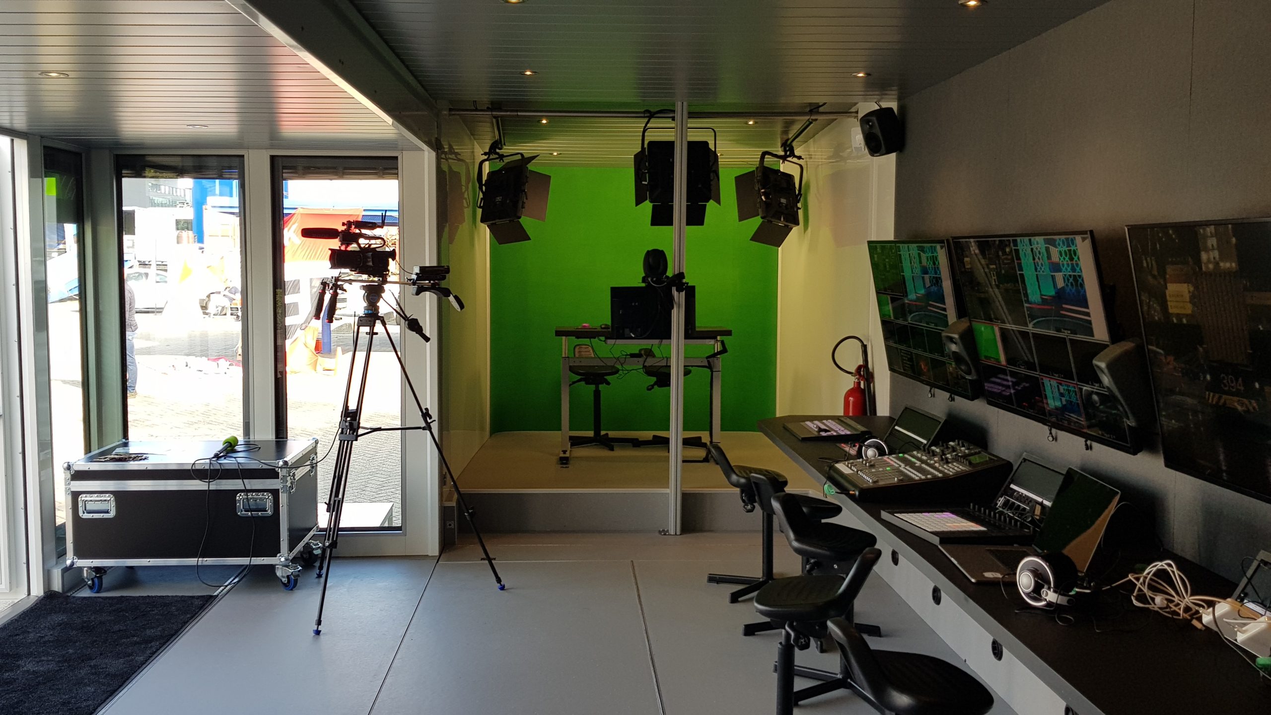 Tech Xpress van binnen met aan het einde de greenscreen.